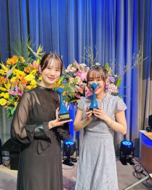 Asami Seto Instagram - 第19回　声優アワード　助演声優賞をいただきました🙏

感謝の気持ちを忘れずに、これからもできることをできる限りやれるように精進します！

お写真は、
1人で撮ったもの
助演賞の4人（最高の居心地の良さでした）
ひかささーんと

そしてこのパンプス👠✨
これはね、30歳のお誕生日に里菜とみなみからもらったものなんだ🫶これを履くのは今日だな…！と思って持参しました☺️

メイクもお衣装もいつもお願いしている
久木田さんともりやさん♪
はっぴー🫶

インスタではまあまあちょっとゆるーくお話🤏
（インスタって文章まで読んでくれてる人どれくらいいるのかな？とふと気になってみる🐈）

スピーチ緊張した…。。
普段あまり緊張しない方かなと思ってるんだけども

昔先輩に、緊張するのは自分が準備してきた以上のことをやろうとするからするんだよ。って言われてから、たしかになーって思って、それから緊張するときは、たしかになーって思ってます笑

ドレス　@maisonfuruta
リング　@atelierkaoru_official 

#声優アワード