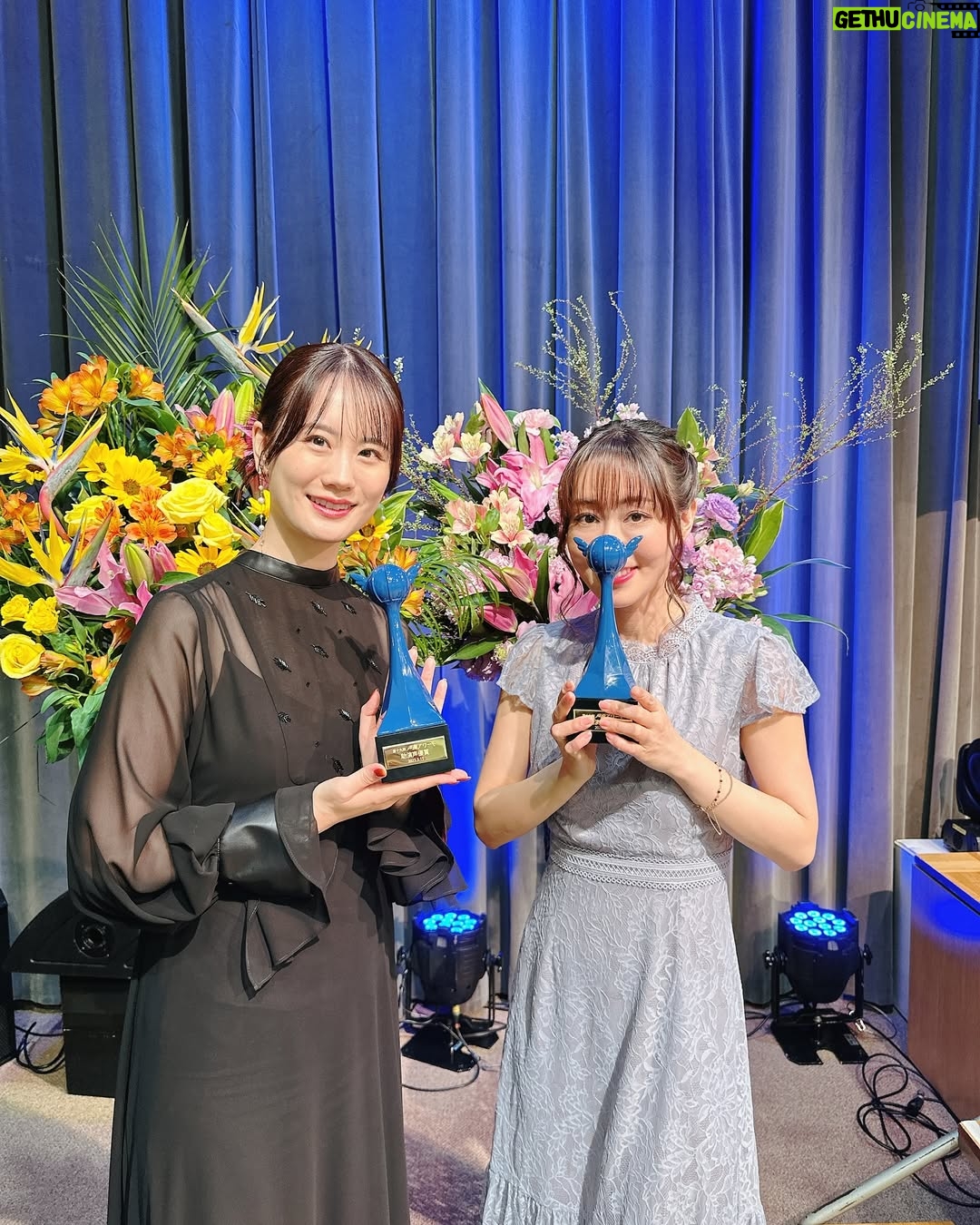 Asami Seto - 9.7K Likes - 第19回 声優アワード 助演声優賞をいただきました🙏
感謝の気持ちを忘れずに、これからもできることをできる限りやれるように精進します!
お写真は、
1人で撮ったもの
助演賞の4人(最高の居心地の良さでした)
ひかささーんと
そしてこのパンプス👠✨
これはね、30歳のお誕生日に里菜とみなみからもらったものなんだ🫶これを履くのは今日だな…!と思って持参しました☺️
メイクもお衣装もいつもお願いしている
久木田さんともりやさん♪
はっぴー🫶
インスタではまあまあちょっとゆるーくお話🤏
(インスタって文章まで読んでくれてる人どれくらいいるのかな?とふと気になってみる🐈)
スピーチ緊張した…。。
普段あまり緊張しない方かなと思ってるんだけども
昔先輩に、緊張するのは自分が準備してきた以上のことをやろうとするからするんだよ。って言われてから、たしかになーって思って、それから緊張するときは、たしかになーって思ってます笑
ドレス @maisonfuruta
リング @atelierkaoru_official
#声優アワード