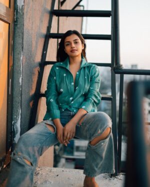 Ashna Zaveri Instagram - Casually sitting where my mind wanders the most.✨

📸 @bharat_rawail 

#rooftop #goldenhour #storythroughlens