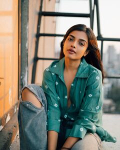 Actress Ashna Zaveri HD Photos and Wallpapers March 2025