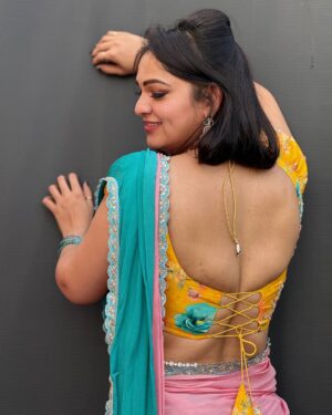 Ashwini Sree Instagram - That summer feeling🤨😏 Hyderabad summer is way too early🤒

Outfit: @tanvitha_desighner_botique 

#summer #summertime #summervibes #saree #sareelove #sareelover #sareefashion #reelsinstagram #portraitphotography #photography #viralvideos #viralreels #bigboss #bigboss7