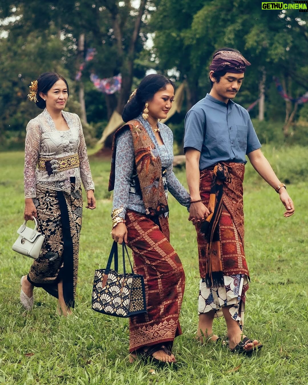 Asmara Abigail - 2.8K Likes - Thank you so much @marutizeus & Rigaskara for the blessings that you gave to our land @hutankm5 with your sacred marriage 💜✨🦋
Posted @withregram • @poetryreading Maruti & Rigaskara’s wedding reception truly reflects how they are as people: lovers of outdoors, nature & animals, of music, dance & bright colours, as much as they’re both warm embracers of families & friends.
What a joy it was to be part of their tremendous day under a wide open sky.
Jakarta 16.03.25
#RigaMaru #hutankm5
Photography: @diyonandaa
