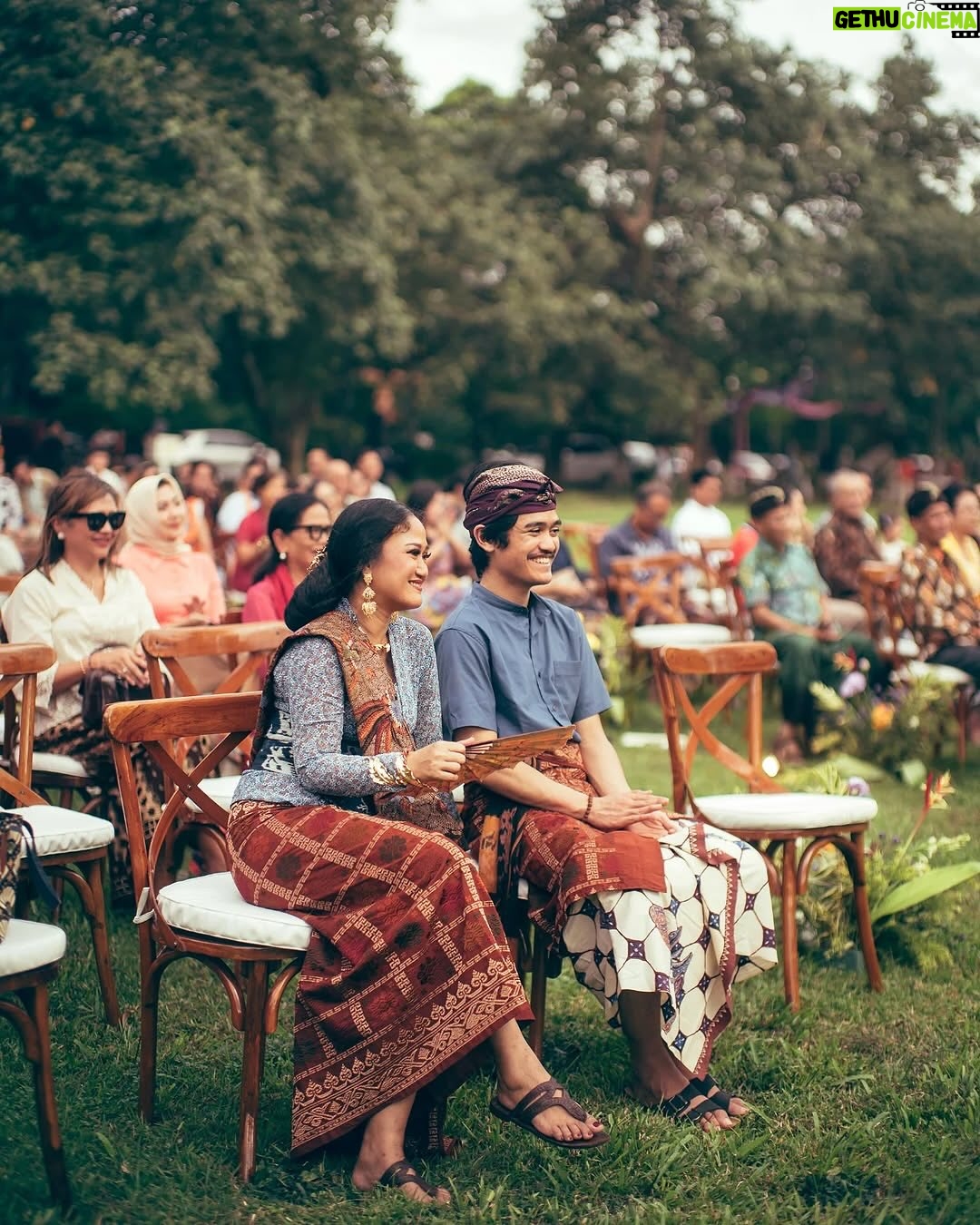 Asmara Abigail - 2.8K Likes - Thank you so much @marutizeus & Rigaskara for the blessings that you gave to our land @hutankm5 with your sacred marriage 💜✨🦋
Posted @withregram • @poetryreading Maruti & Rigaskara’s wedding reception truly reflects how they are as people: lovers of outdoors, nature & animals, of music, dance & bright colours, as much as they’re both warm embracers of families & friends.
What a joy it was to be part of their tremendous day under a wide open sky.
Jakarta 16.03.25
#RigaMaru #hutankm5
Photography: @diyonandaa