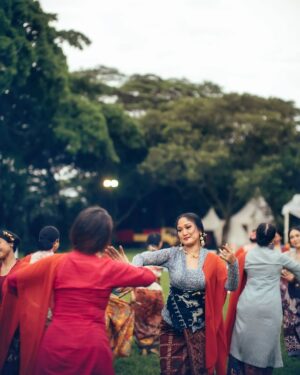 Asmara Abigail Instagram - Thank you so much @marutizeus & Rigaskara for the blessings that you gave to our land @hutankm5 with your sacred marriage 💜✨🦋

Posted @withregram • @poetryreading Maruti & Rigaskara’s wedding reception truly reflects how they are as people: lovers of outdoors, nature & animals, of music, dance & bright colours, as much as they’re both warm embracers of families & friends.
What a joy it was to be part of their tremendous day under a wide open sky.

Jakarta 16.03.25
#RigaMaru #hutankm5 

Photography: @diyonandaa