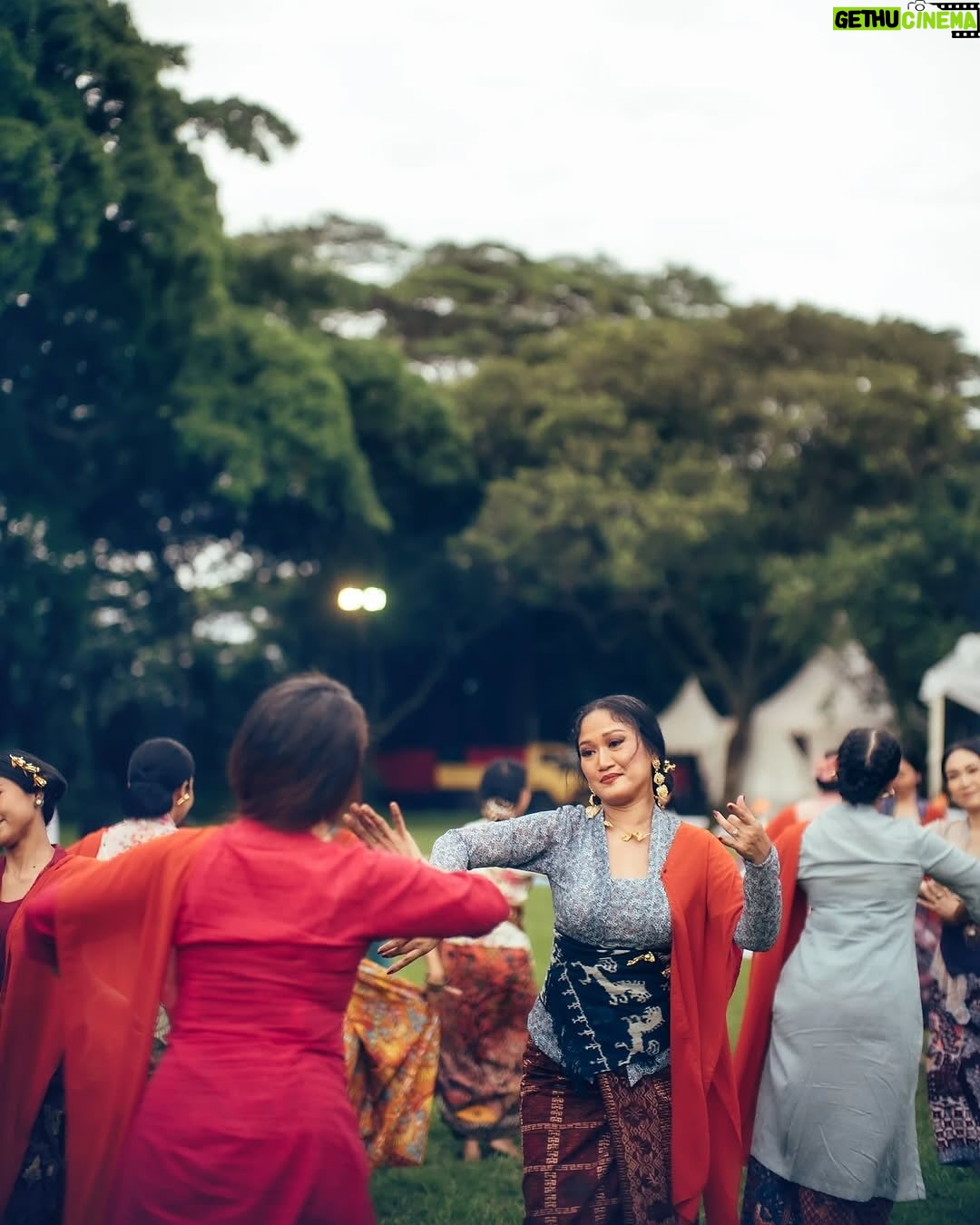 Asmara Abigail - 2.8K Likes - Thank you so much @marutizeus & Rigaskara for the blessings that you gave to our land @hutankm5 with your sacred marriage 💜✨🦋
Posted @withregram • @poetryreading Maruti & Rigaskara’s wedding reception truly reflects how they are as people: lovers of outdoors, nature & animals, of music, dance & bright colours, as much as they’re both warm embracers of families & friends.
What a joy it was to be part of their tremendous day under a wide open sky.
Jakarta 16.03.25
#RigaMaru #hutankm5
Photography: @diyonandaa