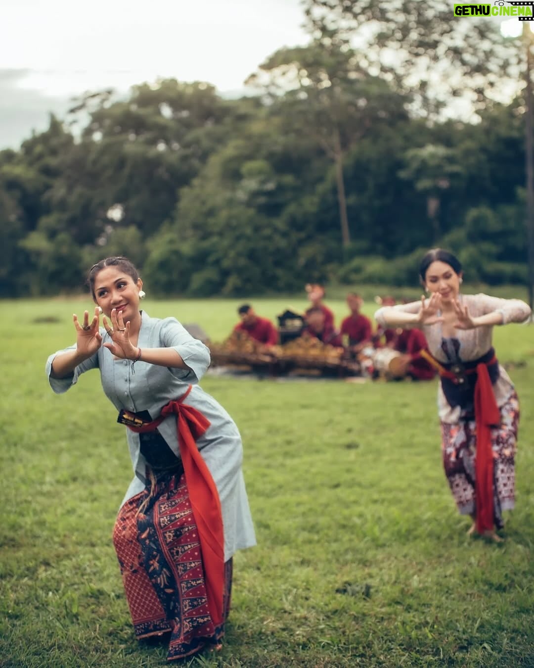 Asmara Abigail - 2.8K Likes - Thank you so much @marutizeus & Rigaskara for the blessings that you gave to our land @hutankm5 with your sacred marriage 💜✨🦋
Posted @withregram • @poetryreading Maruti & Rigaskara’s wedding reception truly reflects how they are as people: lovers of outdoors, nature & animals, of music, dance & bright colours, as much as they’re both warm embracers of families & friends.
What a joy it was to be part of their tremendous day under a wide open sky.
Jakarta 16.03.25
#RigaMaru #hutankm5
Photography: @diyonandaa