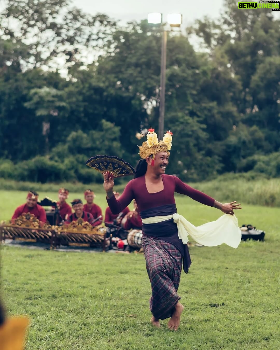 Asmara Abigail - 2.8K Likes - Thank you so much @marutizeus & Rigaskara for the blessings that you gave to our land @hutankm5 with your sacred marriage 💜✨🦋
Posted @withregram • @poetryreading Maruti & Rigaskara’s wedding reception truly reflects how they are as people: lovers of outdoors, nature & animals, of music, dance & bright colours, as much as they’re both warm embracers of families & friends.
What a joy it was to be part of their tremendous day under a wide open sky.
Jakarta 16.03.25
#RigaMaru #hutankm5
Photography: @diyonandaa