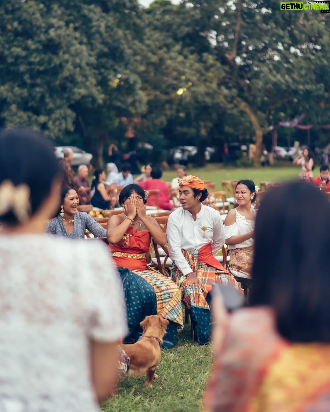 Asmara Abigail - 2.8K Likes - Thank you so much @marutizeus & Rigaskara for the blessings that you gave to our land @hutankm5 with your sacred marriage 💜✨🦋
Posted @withregram • @poetryreading Maruti & Rigaskara’s wedding reception truly reflects how they are as people: lovers of outdoors, nature & animals, of music, dance & bright colours, as much as they’re both warm embracers of families & friends.
What a joy it was to be part of their tremendous day under a wide open sky.
Jakarta 16.03.25
#RigaMaru #hutankm5
Photography: @diyonandaa
