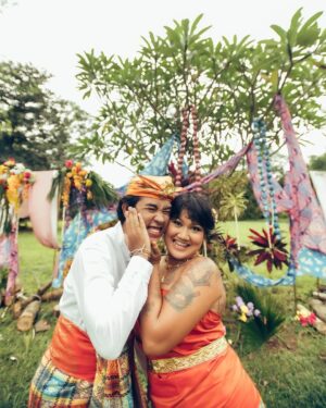 Asmara Abigail Instagram - Thank you so much @marutizeus & Rigaskara for the blessings that you gave to our land @hutankm5 with your sacred marriage 💜✨🦋

Posted @withregram • @poetryreading Maruti & Rigaskara’s wedding reception truly reflects how they are as people: lovers of outdoors, nature & animals, of music, dance & bright colours, as much as they’re both warm embracers of families & friends.
What a joy it was to be part of their tremendous day under a wide open sky.

Jakarta 16.03.25
#RigaMaru #hutankm5 

Photography: @diyonandaa