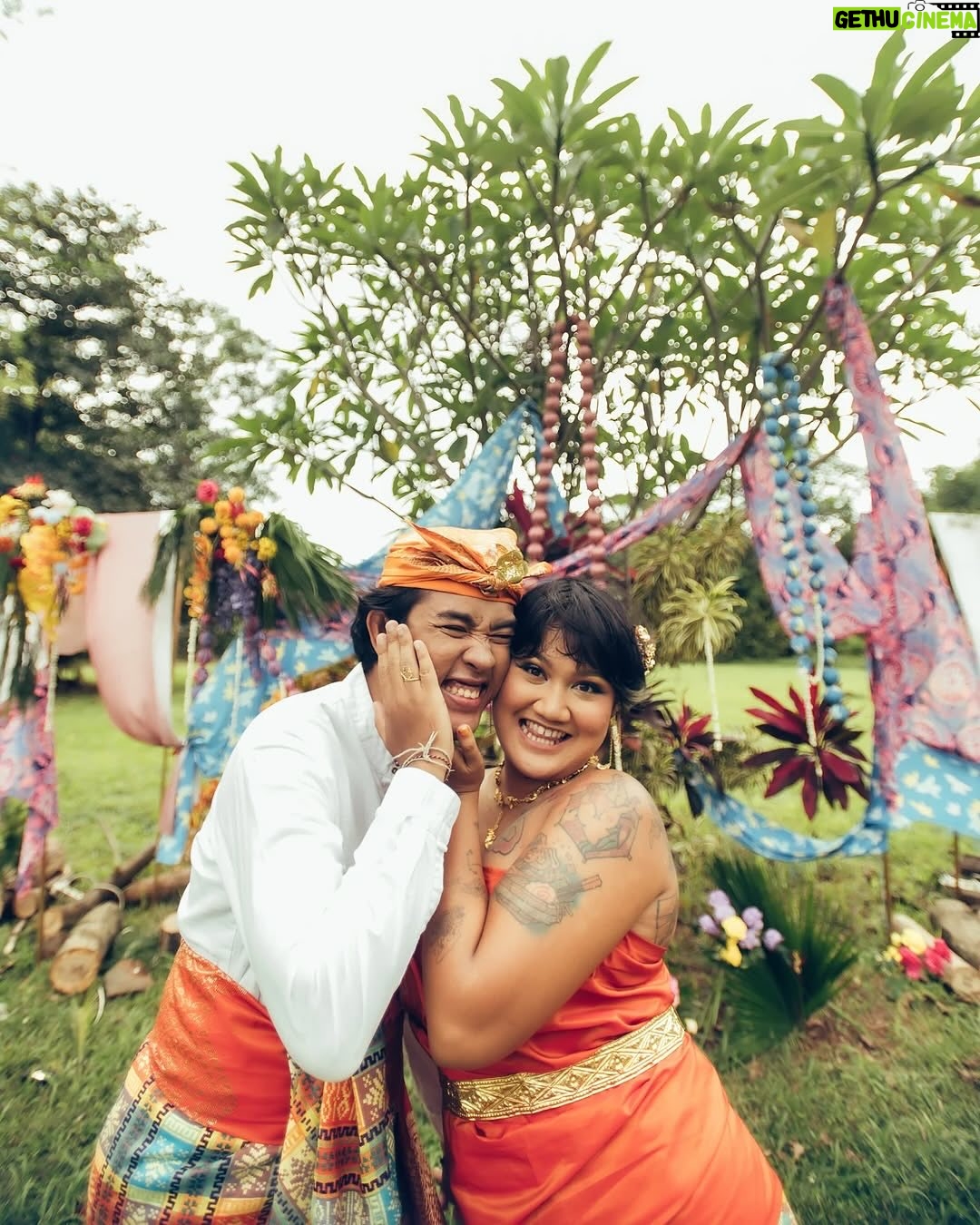 Asmara Abigail - 2.8K Likes - Thank you so much @marutizeus & Rigaskara for the blessings that you gave to our land @hutankm5 with your sacred marriage 💜✨🦋
Posted @withregram • @poetryreading Maruti & Rigaskara’s wedding reception truly reflects how they are as people: lovers of outdoors, nature & animals, of music, dance & bright colours, as much as they’re both warm embracers of families & friends.
What a joy it was to be part of their tremendous day under a wide open sky.
Jakarta 16.03.25
#RigaMaru #hutankm5
Photography: @diyonandaa
