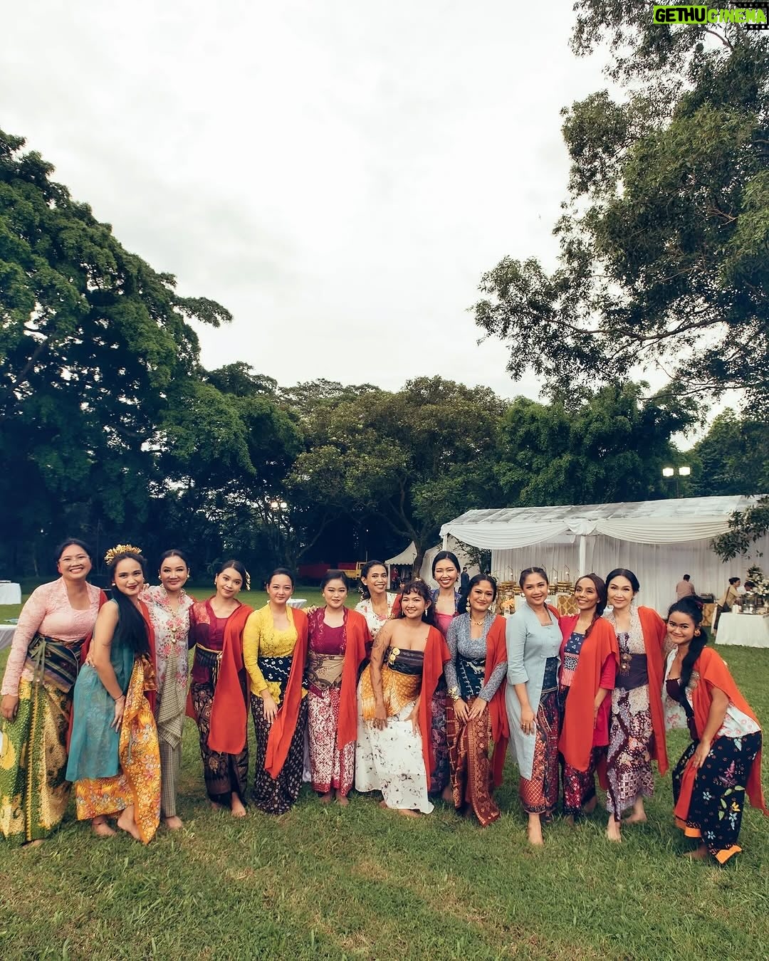 Asmara Abigail - 2.8K Likes - Thank you so much @marutizeus & Rigaskara for the blessings that you gave to our land @hutankm5 with your sacred marriage 💜✨🦋
Posted @withregram • @poetryreading Maruti & Rigaskara’s wedding reception truly reflects how they are as people: lovers of outdoors, nature & animals, of music, dance & bright colours, as much as they’re both warm embracers of families & friends.
What a joy it was to be part of their tremendous day under a wide open sky.
Jakarta 16.03.25
#RigaMaru #hutankm5
Photography: @diyonandaa