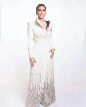 Assala Nasri Instagram - وكأني هنا ألتقي وجهاً لوجه مع روحي في الرياض ..
 
Dress : @nicolasjebran 
Jewelry : @mahaalsibaijewellery 
Makeup :  @mohd_haddadd 
Hair :  @tonysawayasalon  Styling : @somebymadhawi 
Photography : @mohammed_vivid & @everythingbutphotography 

@gea_saudi
@rotanalive 

#أصالة 
#جولة_المملكة 
#روتانا_لايف