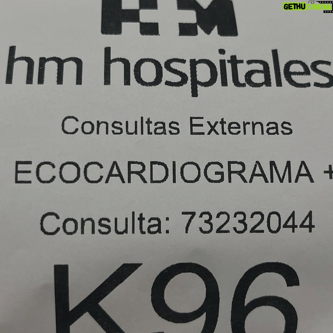 Atala Sarmiento - 5.3K Likes - Amiguinchis:
Les quiero presentar al Dr. Lucas Martin, el médico que ha estado cuidando de mí durante el último mes a raíz de un cuadro gripal que se puso potente, por decir lo menos.
No pude estar en mejores manos que las suyas. Fue dedicado, responsable, cuidadosísimo, un profesional en toda regla ¡Un verdadero genio! Yo lo estaba volviendo loca con tantas dudas, pero él fue -en todo momento- meticuloso, sosegado y tolerante ante mis inquietudes como su paciente.
Había estado muy ausente de la red porque no me sentía bien, pero me ha venido de maravilla desenchufar un rato y enfocarme más en mi bienestar.
Afortunadamente todo va volviendo a la calma y no puedo más que agradecer, a Lucas primero, y a todos los que me han acompañado en este proceso de recuperación. Mi amado guapo que no me soltado ni un segundo y ha aguantado el chaparrón sosteniéndome bajo su paraguas. A mi mamá que voló desde el otro lado del mundo para llenarme de amor; a Rafa, mi hermano el más peque y a quien amo con extrema locura, a Choco y mis niños mágicos Iker e Iñaki; a Hannah, Jan y mi linda hermana Nuria; mis primos Nena, Jordi, Alexandra, Juan, Gaby, Mariana) y mis tíos (Clau, Paco, Maisa, Pila) que han estado pendientes de mí. A Andrea y Anelle…A mis amigos que son familia: Lara, Robert, Chris y Mi Vero bella; mis suegros y mi linda cuñada Mar…a mis adorados Fede, Iván, Alex, Dani, Lean…y qué decir de Kike, Aroa y Fabio!!!! A mi psicóloga Cathy Calderón…
Gracias a todos por la paciencia, por escucharme, por abrazarme, por secar mis lágrimas, por hacerme reír, por alentarme y recordarme que todo pasa y que todo iba a estar bien, ¡Como está hoy!
Bueno…el 2025 ha iniciado de manera desafiante, no hay duda, pero esto ya lo tenemos amigos ¡De aquí pa’l real! Con determinación y encontrando, como puedo, la valentía que necesito para seguir el camino…como siempre lo he sabido hacer…
Me abrazo, los abrazo…
Peace ✌🏻 Love 💖
#quevivalavida #asísí #ladolcevita #lasaludeslomásimportante