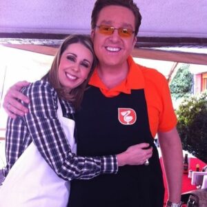 Atala Sarmiento Instagram - ¡Qué maravilloso fue reír a carcajadas junto a Daniel! 
Qué suerte tuve de que me dejara abrir la puerta para asomarme un poco más allá de lo que todos veían en él como un personaje de la televisión, porque no lo hacía con todo el mundo.
Con Daniel trabajé durante años pero, sobre todo, COMPARTÍ muchísimas cosas. Viajes, comidas, bailes, y hasta alguna lágrima de pronto. 
Fuimos cómplices y una gran mancuerna en el set de televisión, y buenos amigos durante mucho tiempo. 
Qué suerte que no se cansó nunca de ser tan juguetón y saber apretar el botón correcto para sacarme carcajadas.
Qué lindo que era tan glotón y tan generoso con todos.
Qué tierno que era tímido y hasta reservado fuera de la pantalla. 
Qué admirable era la pasión que sentía por la tele y por el teatro.
Gracias vida por haberme dejado estar al lado de Daniel y vivir a su lado tantas inolvidables experiencias que hoy son tesoros en mi corazón.
A Daniel lo voy a extrañar SIEMPRE y lo voy a querer TODA LA VIDA…
“Dani, cariiiiiño”…mereces descansar, volar alto -y libremente-siendo feliz allá donde vayas…¡Te quiero! 💖