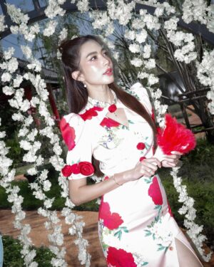 Athichanan Srisevok Instagram - พยามจะหมวย พอได้มั้ยคะ 🪭
新正如意, 新年发财 🧧 ซินเจียยู่อี่ ซินนี้ฮวดไช้🧧
คิดหวังสิ่งใดขอให้สมหวังสมปรารถนา มีความสุขและร่ำรวยตลอดปีนะค้าาา 💰
•
เสริมความปังด้วยพลังจากพลอยดาวนพเก้าจาก @maronjewelry ด้วยก็จะเริ่ดมากๆค่าาา