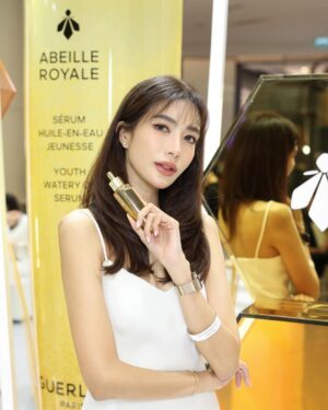 Athichanan Srisevok Instagram - กรี๊ดมากกก!!! @Guerlain เปิดตัวออยเซรั่มในตำนาน ABEILLE ROYALE YOUTH WATERY OIL SERUM 2025 สูตรใหม่!! 🐝💛 

✨สุดยอดเซรั่มแห่งการซ่อมแซมผิวล้ำลึก “ตั้งแต่หยดแรกที่ใช้” ด้วยพลังแห่งน้ำผึ้ง BlackBee 3 สายพันธุ์หายาก สู่อานุภาพ 4 REPAIRS เอกสิทธิ์เฉพาะเพื่อการซ่อมแซมผิวล้ำลึกตั้งแต่ชั้นเซลล์ 
🍯 ผลลัพท์ที่ได้ 1-1-1
> 1 หยดแรก ซ่อมแซมผิวล้ำลึก ฟื้นบำรุงผิวให้แข็งแรง
> 1 ชัวโมง ริ้วรอยลดลง ผิวเอิบอิ่มชุ่มชื้นขึ้น
> 1 เดือน ผิวได้รับการฟื้นฟู กระชับ เอิบอิ่ม เรียบเนียนและเปล่งประกายขึ้นอย่างเห็นได้ชัด

🐝 พิเศษสุดช่วงเปิดตัว ช้อปครบ 6,000 บาท รับทันที DIY Bee Charms Key Chain  ณ Hall of Fame ชั้น M สยามพารากอน วันนี้ – 6 มี.ค. 68 

 #GuerlainThailand #GuerlainSkinCare #AbeilleRoyale #YouthWaterySerum​