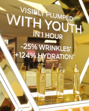 Athichanan Srisevok Instagram - กรี๊ดมากกก!!! @Guerlain เปิดตัวออยเซรั่มในตำนาน ABEILLE ROYALE YOUTH WATERY OIL SERUM 2025 สูตรใหม่!! 🐝💛 

✨สุดยอดเซรั่มแห่งการซ่อมแซมผิวล้ำลึก “ตั้งแต่หยดแรกที่ใช้” ด้วยพลังแห่งน้ำผึ้ง BlackBee 3 สายพันธุ์หายาก สู่อานุภาพ 4 REPAIRS เอกสิทธิ์เฉพาะเพื่อการซ่อมแซมผิวล้ำลึกตั้งแต่ชั้นเซลล์ 
🍯 ผลลัพท์ที่ได้ 1-1-1
> 1 หยดแรก ซ่อมแซมผิวล้ำลึก ฟื้นบำรุงผิวให้แข็งแรง
> 1 ชัวโมง ริ้วรอยลดลง ผิวเอิบอิ่มชุ่มชื้นขึ้น
> 1 เดือน ผิวได้รับการฟื้นฟู กระชับ เอิบอิ่ม เรียบเนียนและเปล่งประกายขึ้นอย่างเห็นได้ชัด

🐝 พิเศษสุดช่วงเปิดตัว ช้อปครบ 6,000 บาท รับทันที DIY Bee Charms Key Chain  ณ Hall of Fame ชั้น M สยามพารากอน วันนี้ – 6 มี.ค. 68 

 #GuerlainThailand #GuerlainSkinCare #AbeilleRoyale #YouthWaterySerum​