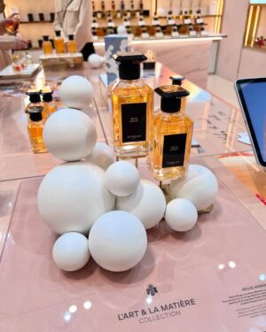 Athichanan Srisevok Instagram - @Guerlain 🤍 เปิดตัวน้ำหอมระดับมาสเตอร์พีซกลิ่นใหม่ PÊCHE MIRAGE (พีช มิราจ) ผลงานล่าสุดในคอลเลกชั่น L’Art & La Matière ✨

🍑 กลิ่นหอมหวานของผลพีช ที่เต็มไปด้วยความอบอุ่นของแนวกลิ่นผลไม้สดชื่น สะท้อนถึงความหรูหรา ผสานกับกลิ่นเครื่องหนังที่เต็มไปด้วยมิติแห่งความล้ำลึก เป็นกลิ่นมีเอกลักษณ์เฉพาะตัวของ PÊCHE MIRAGE 

🎨 นักสะสมไม่ควรพลาด รุ่น Limited Edition ได้รับแรงบันดาลใจถ่ายทอดความหรูหราผ่านงานศิลป์ของ ชาร์ลส์ เปอติญ็อง ช่างภาพและศิลปินทัศนวิจิตรร่วมสมัย ผ่านกล่องบรรจุสีฟ้ารุ่นพิเศษ ด้วยลายลูกบอลลูนสีขาวบริสุทธิ์ และยังเพิ่มความพิเศษด้วยแผ่นเพลตเซรามิกสีขาวที่ประดับอยู่ด้านบนของฝา ควรค่าแก่การสะสม มีเฉพาะที่ GUERLAIN ชั้น M สยามพารากอน

📍สัมผัสความหอมได้แล้วที่เคาท์เตอร์ Guerlain สยามพารากอน, เซ็นทรัลชิดลม,เซ็นทรัลเฟสติวัลภูเก็ต และศูนย์การค้าเมกาบางนา

#Guerlain #GuerlainThailand #GuerlainPerfume #PecheMirage #LArtLaMatiére