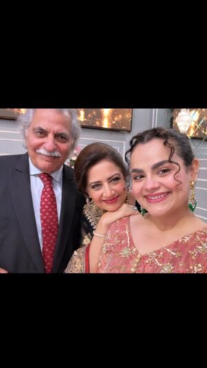Atiqa Odho Instagram - On the sets of a new project by @idream_entertainment. Loads of fun with @qudsiaali & #UsmanPeerzada !

@arydigital.tv

#AtiqaOdhoProjects #PakistaniDrama #DramaQueens #DramaKings #DramaSerial