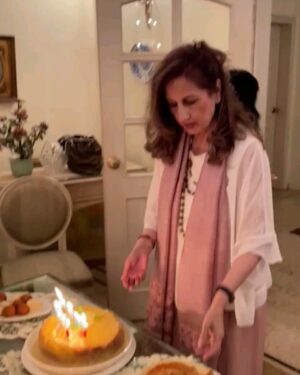 Atiqa Odho Instagram - My mum's birthday and one of her most favourite star's wishes her and makes her day ! May she have many more happy birthday's to come inshallah! 

#Mirrett #danishtaimoor #birthday #motherslove #AtiqasMum