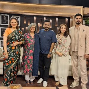 Atiqa Odho Instagram - On the set of #kiyadramahai with star director #BadarMehmood who has directed #KabhiMeinKabhiTum and given us this year's biggest Pakistani drama hit across the world !! 

@badar.mehmood @kyadramahaiofficial @mukarramkaleem @therealmarinakhan @outstylewithnadia @24newshdofficial
