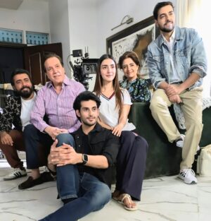Atiqa Odho Instagram - We are family! On the set of @bigbangentertainment2.0 working together and creating beautiful memories. Shukar Allah for all our blessings. 

#AtiqaOdho #AtiqaOdhoProjects
@javedsheikhofficial @raoayazshahzad @subhanawan_official @furqankqureshi @zainabmazharofficial 
@kazmidrali @mustafafahad26 #ARYDigital