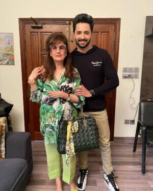 Atiqa Odho Instagram - My mum's birthday and one of her most favourite star's wishes her and makes her day ! May she have many more happy birthday's to come inshallah! 

#Mirrett #danishtaimoor #birthday #motherslove #AtiqasMum