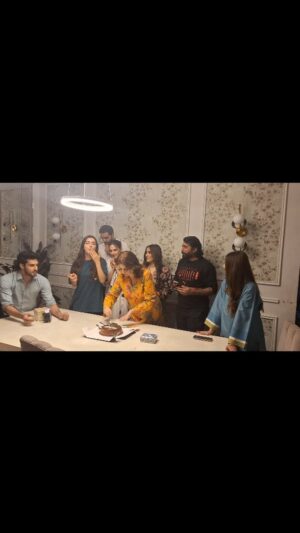 Atiqa Odho Instagram - Such a lovely surprise from my sweet on screen kids and the team of #AagKaDariya coming soon on @arydigital.tv What more could one ask for.  I'm blessed. Thankyou Allah. 

@bigbangentertainment2.0 @furqankqureshi @zainabmazharofficial @subhanawan_official @raoayazshahzad