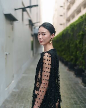 Aviis Zhong Instagram - 第一次和泰國的攝影師合作，看世界的方式也不一樣了,
曼谷的35度，值得紀念一個首映的look😉

From the top to the toe:
@louisvuitton 
Photographer: 
@withawitpics 
Make-up & Hair：
@backstagejimywu 

#louisvuitton #bangkok #thesalilhotel