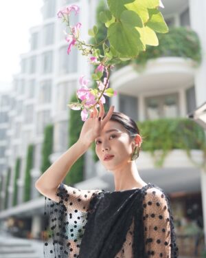 Aviis Zhong Instagram - 第一次和泰國的攝影師合作，看世界的方式也不一樣了,
曼谷的35度，值得紀念一個首映的look😉

From the top to the toe:
@louisvuitton 
Photographer: 
@withawitpics 
Make-up & Hair：
@backstagejimywu 

#louisvuitton #bangkok #thesalilhotel