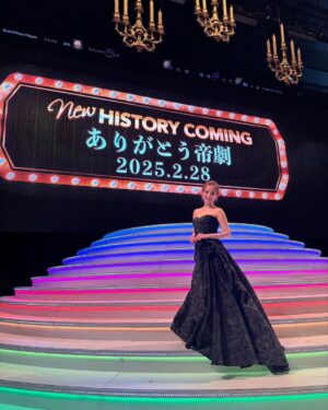 Aya Hirano Instagram - 『THEミュージカルデイ』
如何でしたでしょうか？
⁡
⁡
この日は、
『ヒルナンデス』
↓
『THE BEST』大千穐楽、SPカーテンコール
公演＆ライブ配信＆ライブビューイング
↓
さよなら帝国劇場最後の１日
『THEミュージカルデイ』
⁡
と、帝劇尽くしの生放送day！
帝劇最後の日にこんなに関わらせていただけて、
最後の最後の瞬間まで帝劇でパフォーマンスができて、
本当に幸せでした！
ありがとうございました。
⁡
⁡
ご一緒させていただいた皆さまのお写真も♡
⁡
あと、なんと…、
帝劇の壁にサインを書かせていただきました💦
刻んじゃったひゃあ〜！
⁡
⁡
dress : @tadashishoji_japan
earrings・necklace : @abiste_official
⁡
⁡
⁡
#THEミュージカルデイ
#さよなら帝劇
#帝国劇場
#市村正親
#堂本光一
#井上芳雄
#鹿賀丈史
#大地真央
#上白石萌音
#京本大我
#斎藤司
#中川晃教
#新妻聖子
#平野綾
#宮野真守
#ルミーナ
#水卜麻美