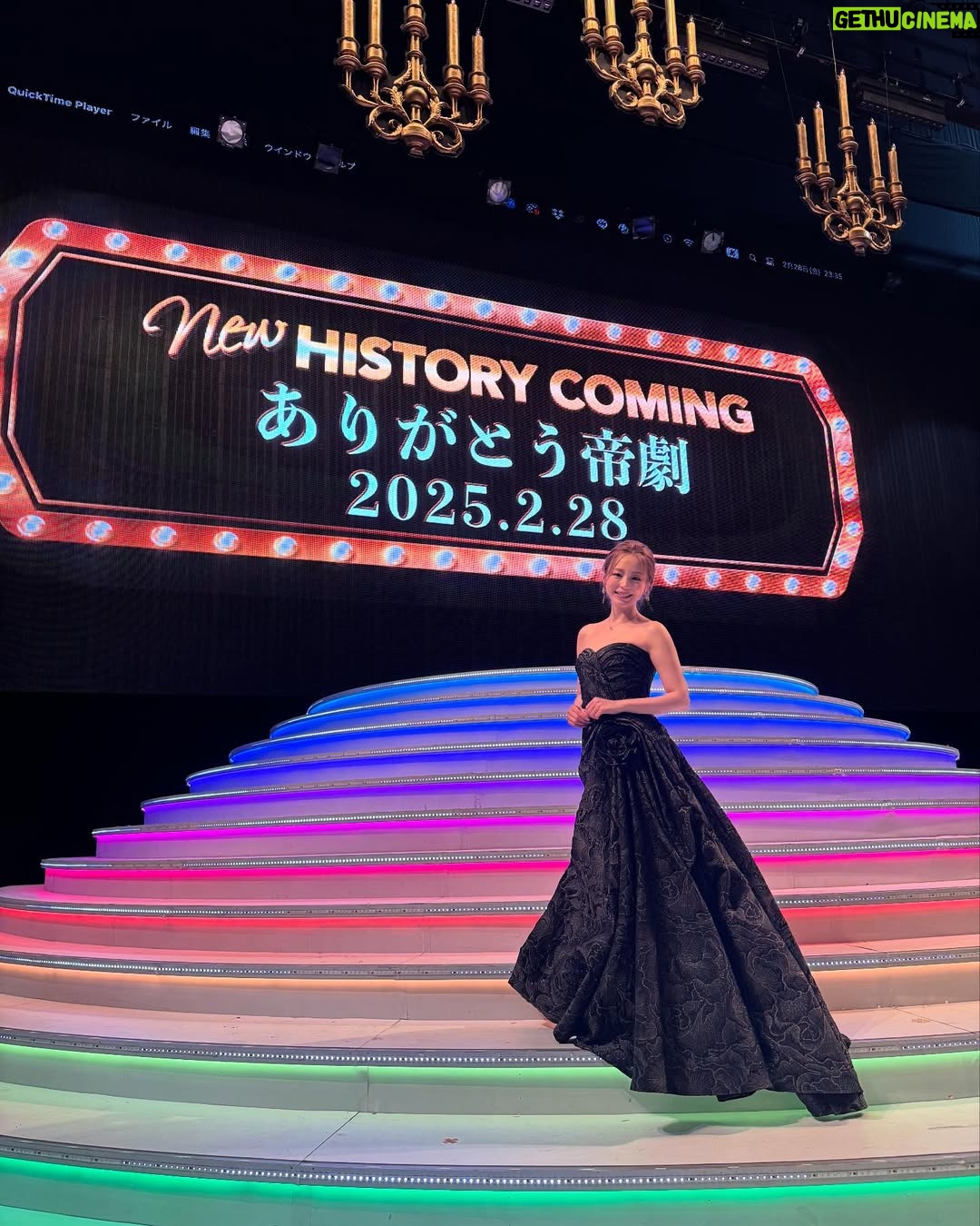 Aya Hirano - 7.4K Likes - 『THEミュージカルデイ』
如何でしたでしょうか?
この日は、
『ヒルナンデス』
↓
『THE BEST』大千穐楽、SPカーテンコール
公演&ライブ配信&ライブビューイング
↓
さよなら帝国劇場最後の1日
『THEミュージカルデイ』
と、帝劇尽くしの生放送day!
帝劇最後の日にこんなに関わらせていただけて、
最後の最後の瞬間まで帝劇でパフォーマンスができて、
本当に幸せでした!
ありがとうございました。
ご一緒させていただいた皆さまのお写真も♡
あと、なんと…、
帝劇の壁にサインを書かせていただきました💦
刻んじゃったひゃあ〜!
dress : @tadashishoji_japan
earrings・necklace : @abiste_official
#THEミュージカルデイ
#さよなら帝劇
#帝国劇場
#市村正親
#堂本光一
#井上芳雄
#鹿賀丈史
#大地真央
#上白石萌音
#京本大我
#斎藤司
#中川晃教
#新妻聖子
#平野綾
#宮野真守
#ルミーナ
#水卜麻美