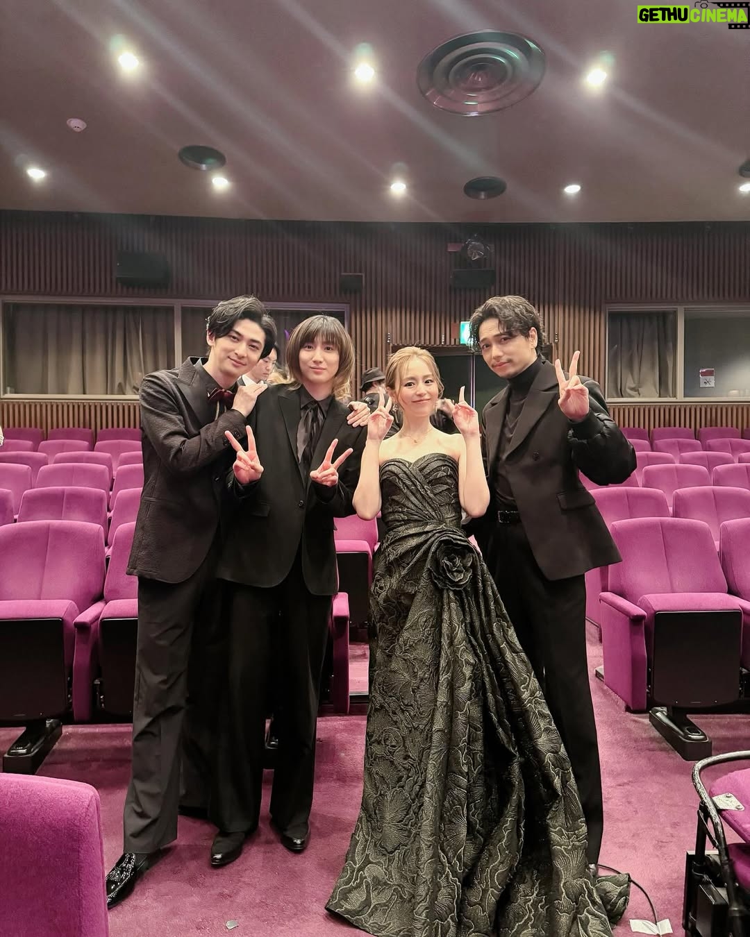 Aya Hirano - 7.4K Likes - 『THEミュージカルデイ』
如何でしたでしょうか?
この日は、
『ヒルナンデス』
↓
『THE BEST』大千穐楽、SPカーテンコール
公演&ライブ配信&ライブビューイング
↓
さよなら帝国劇場最後の1日
『THEミュージカルデイ』
と、帝劇尽くしの生放送day!
帝劇最後の日にこんなに関わらせていただけて、
最後の最後の瞬間まで帝劇でパフォーマンスができて、
本当に幸せでした!
ありがとうございました。
ご一緒させていただいた皆さまのお写真も♡
あと、なんと…、
帝劇の壁にサインを書かせていただきました💦
刻んじゃったひゃあ〜!
dress : @tadashishoji_japan
earrings・necklace : @abiste_official
#THEミュージカルデイ
#さよなら帝劇
#帝国劇場
#市村正親
#堂本光一
#井上芳雄
#鹿賀丈史
#大地真央
#上白石萌音
#京本大我
#斎藤司
#中川晃教
#新妻聖子
#平野綾
#宮野真守
#ルミーナ
#水卜麻美