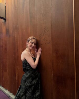 Aya Hirano Instagram - 『THEミュージカルデイ』
如何でしたでしょうか？
⁡
⁡
この日は、
『ヒルナンデス』
↓
『THE BEST』大千穐楽、SPカーテンコール
公演＆ライブ配信＆ライブビューイング
↓
さよなら帝国劇場最後の１日
『THEミュージカルデイ』
⁡
と、帝劇尽くしの生放送day！
帝劇最後の日にこんなに関わらせていただけて、
最後の最後の瞬間まで帝劇でパフォーマンスができて、
本当に幸せでした！
ありがとうございました。
⁡
⁡
ご一緒させていただいた皆さまのお写真も♡
⁡
あと、なんと…、
帝劇の壁にサインを書かせていただきました💦
刻んじゃったひゃあ〜！
⁡
⁡
dress : @tadashishoji_japan
earrings・necklace : @abiste_official
⁡
⁡
⁡
#THEミュージカルデイ
#さよなら帝劇
#帝国劇場
#市村正親
#堂本光一
#井上芳雄
#鹿賀丈史
#大地真央
#上白石萌音
#京本大我
#斎藤司
#中川晃教
#新妻聖子
#平野綾
#宮野真守
#ルミーナ
#水卜麻美
