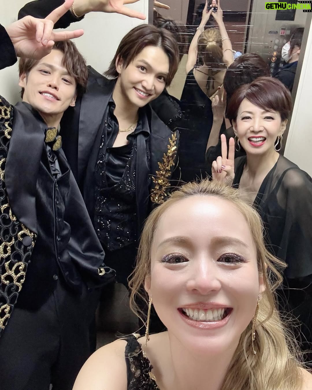 Aya Hirano - 7.5K Likes - 帝国劇場 CONCERT
『THE BEST New HISTORY COMING』
2025.2.14〜2.19
@帝国劇場
レギュラーメンバー&前半チームの皆さん♡
ゲストの皆さん♡と、思い出写真✨✨✨
思い出深い方もいれば、今回初共演の方も。
本当はおひとりおひとりとの思い出を書きたいのですが、
このハッシュタグの多さ……笑。
(初めてハッシュタグの上限を知りました…!)
帝劇が繋いでくれたご縁に感謝です。
作品も音楽も人も、場所も。
ずっと心に刻まれますね。
#井上芳雄
#浦井健治
#小野田龍之介
#甲斐翔真
#佐藤隆紀 (LE VELVETS)
#島田歌穂
#三浦宏規
#宮野真守
#生田絵梨花
#木下晴香
#昆夏美
#涼風真世
#平野綾
#森公美子
#河合篤子
#やまぐちあきこ
#彩花まり
#大月さゆ
#可知寛子
#樺島麻美
#神谷玲花
#輝生かなで
#豊田由佳乃
#原広実
#玲実くれあ
#加藤和樹
#駒田一
#保坂知寿
#松下優也
#山口祐一郎
