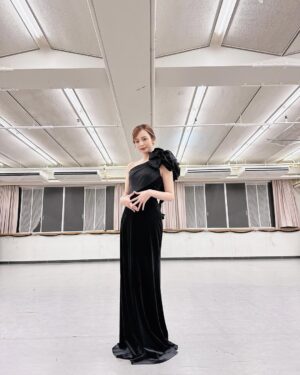 Aya Hirano Instagram - 2月14日から始まった、
帝国劇場 CONCERT『THE BEST New HISTORY COMING』
⁡
いよいよ明日が、前半組の千穐楽。
現帝劇でのラストパフォーマンスになります。
⁡
どんな気持ちでその時を迎えるのか…。
歴史ある帝劇の0番に立たせていただいた誇りを胸に、
恥じぬパフォーマンスを残せるよう、しっかり務めさせていただきます。
宜しくお願い致します。
⁡
写真はパンフレット撮影時に、
9階稽古場で撮ったもの。
『レディ・ベス』以来のレスリー @lesliekeesuper に撮影してもらえました！
⁡
dress : @tadashishoji_japan
earrings・ring : @grossejapan
⁡
⁡
明日は、思い出を刻みます。
⁡
⁡
#帝劇コン
#帝国劇場
#レディベス
#レミゼラブル
#モーツァルト
#平野綾