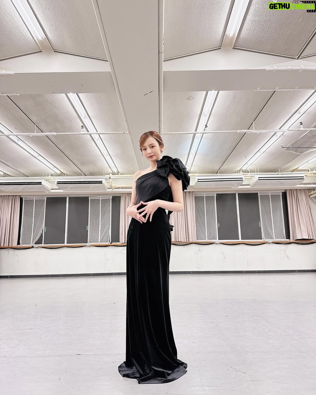 Aya Hirano - 6.2K Likes - 2月14日から始まった、
帝国劇場 CONCERT『THE BEST New HISTORY COMING』
いよいよ明日が、前半組の千穐楽。
現帝劇でのラストパフォーマンスになります。
どんな気持ちでその時を迎えるのか…。
歴史ある帝劇の0番に立たせていただいた誇りを胸に、
恥じぬパフォーマンスを残せるよう、しっかり務めさせていただきます。
宜しくお願い致します。
写真はパンフレット撮影時に、
9階稽古場で撮ったもの。
『レディ・ベス』以来のレスリー @lesliekeesuper に撮影してもらえました!
dress : @tadashishoji_japan
earrings・ring : @grossejapan
明日は、思い出を刻みます。
#帝劇コン
#帝国劇場
#レディベス
#レミゼラブル
#モーツァルト
#平野綾
