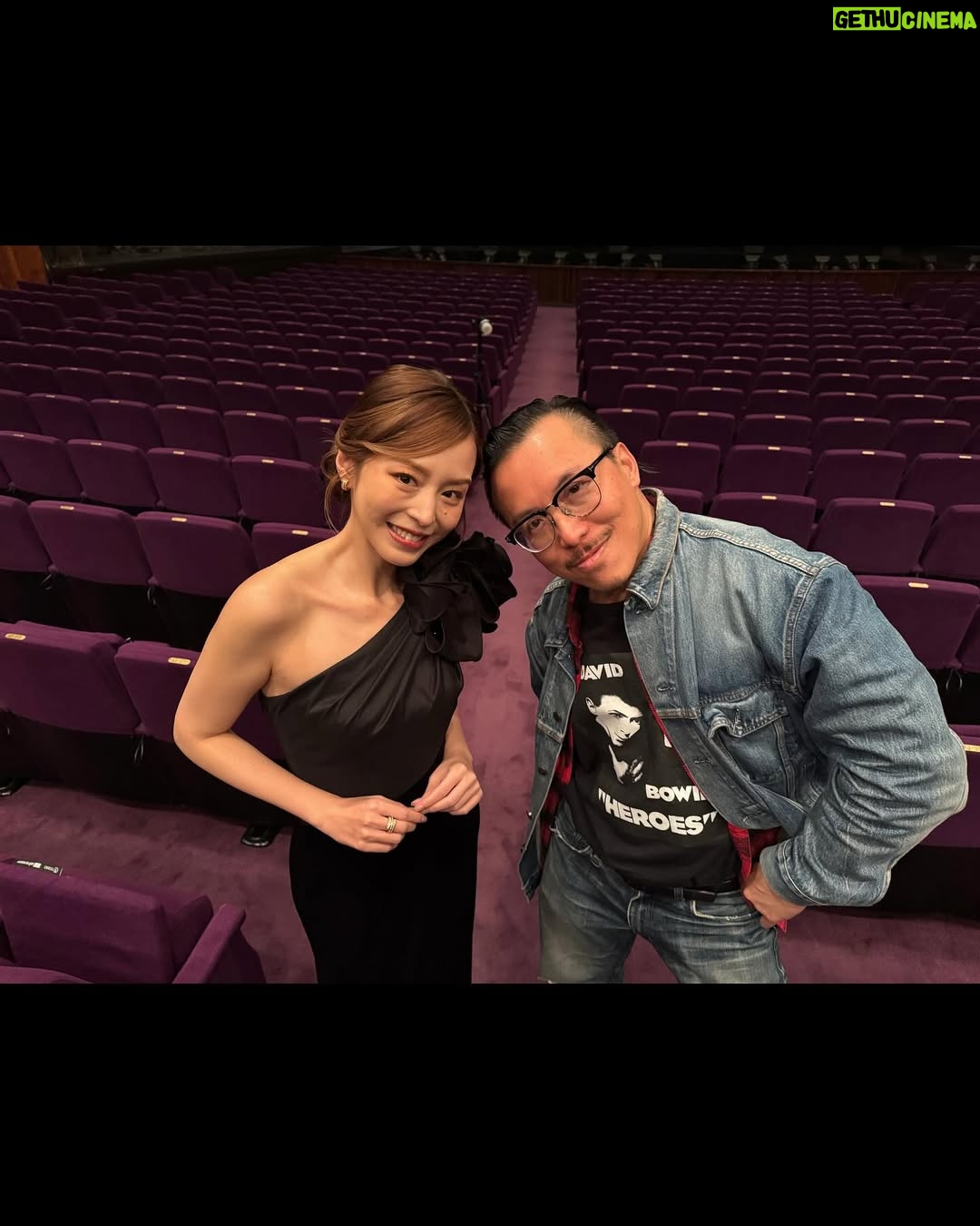 Aya Hirano - 6.2K Likes - 2月14日から始まった、
帝国劇場 CONCERT『THE BEST New HISTORY COMING』
いよいよ明日が、前半組の千穐楽。
現帝劇でのラストパフォーマンスになります。
どんな気持ちでその時を迎えるのか…。
歴史ある帝劇の0番に立たせていただいた誇りを胸に、
恥じぬパフォーマンスを残せるよう、しっかり務めさせていただきます。
宜しくお願い致します。
写真はパンフレット撮影時に、
9階稽古場で撮ったもの。
『レディ・ベス』以来のレスリー @lesliekeesuper に撮影してもらえました!
dress : @tadashishoji_japan
earrings・ring : @grossejapan
明日は、思い出を刻みます。
#帝劇コン
#帝国劇場
#レディベス
#レミゼラブル
#モーツァルト
#平野綾