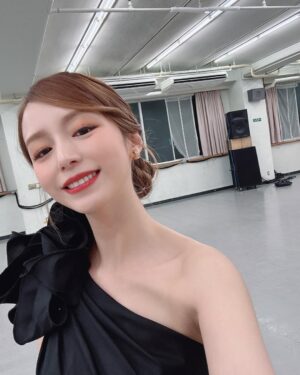 Aya Hirano Instagram - 2月14日から始まった、
帝国劇場 CONCERT『THE BEST New HISTORY COMING』
⁡
いよいよ明日が、前半組の千穐楽。
現帝劇でのラストパフォーマンスになります。
⁡
どんな気持ちでその時を迎えるのか…。
歴史ある帝劇の0番に立たせていただいた誇りを胸に、
恥じぬパフォーマンスを残せるよう、しっかり務めさせていただきます。
宜しくお願い致します。
⁡
写真はパンフレット撮影時に、
9階稽古場で撮ったもの。
『レディ・ベス』以来のレスリー @lesliekeesuper に撮影してもらえました！
⁡
dress : @tadashishoji_japan
earrings・ring : @grossejapan
⁡
⁡
明日は、思い出を刻みます。
⁡
⁡
#帝劇コン
#帝国劇場
#レディベス
#レミゼラブル
#モーツァルト
#平野綾