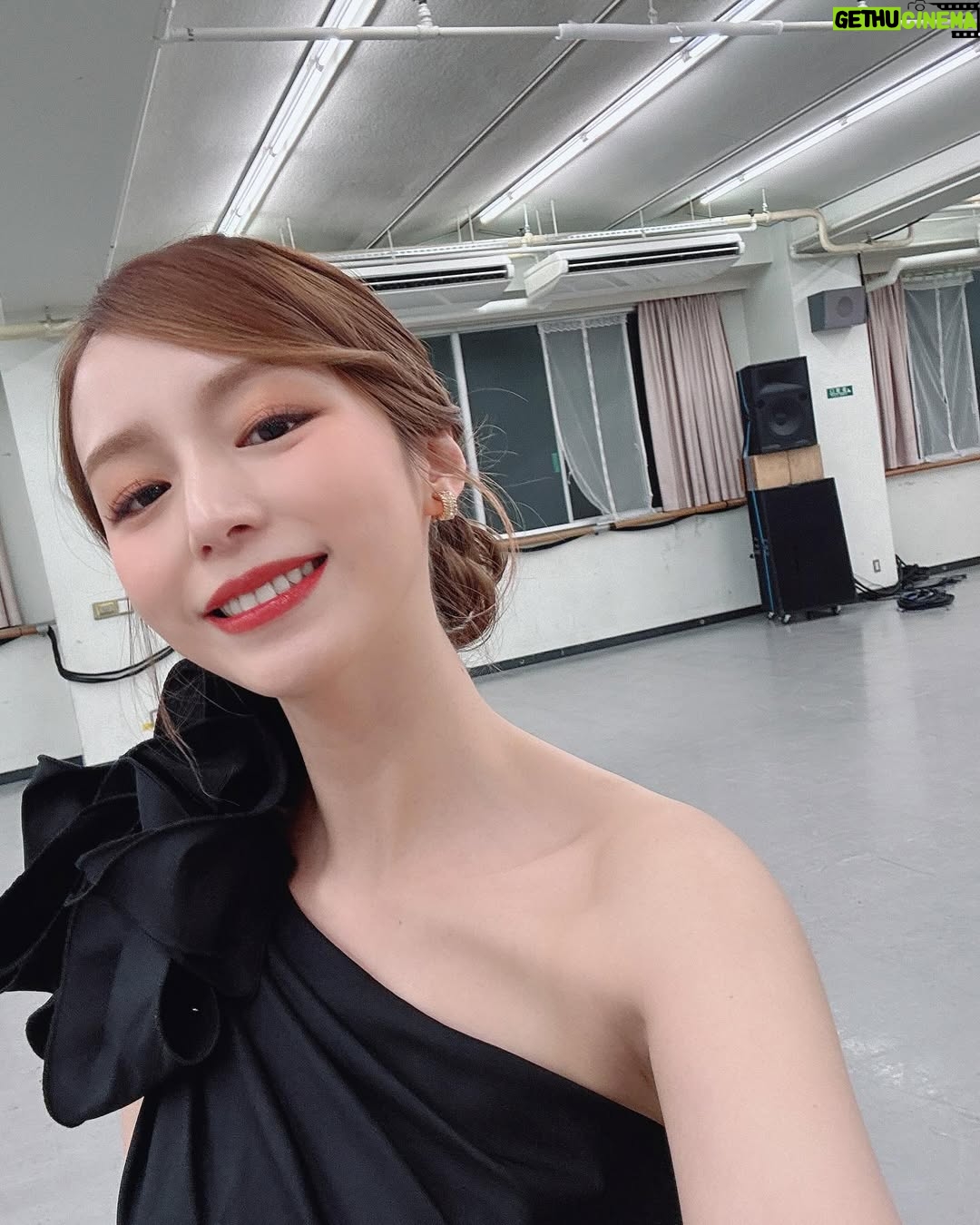 Aya Hirano - 6.2K Likes - 2月14日から始まった、
帝国劇場 CONCERT『THE BEST New HISTORY COMING』
いよいよ明日が、前半組の千穐楽。
現帝劇でのラストパフォーマンスになります。
どんな気持ちでその時を迎えるのか…。
歴史ある帝劇の0番に立たせていただいた誇りを胸に、
恥じぬパフォーマンスを残せるよう、しっかり務めさせていただきます。
宜しくお願い致します。
写真はパンフレット撮影時に、
9階稽古場で撮ったもの。
『レディ・ベス』以来のレスリー @lesliekeesuper に撮影してもらえました!
dress : @tadashishoji_japan
earrings・ring : @grossejapan
明日は、思い出を刻みます。
#帝劇コン
#帝国劇場
#レディベス
#レミゼラブル
#モーツァルト
#平野綾