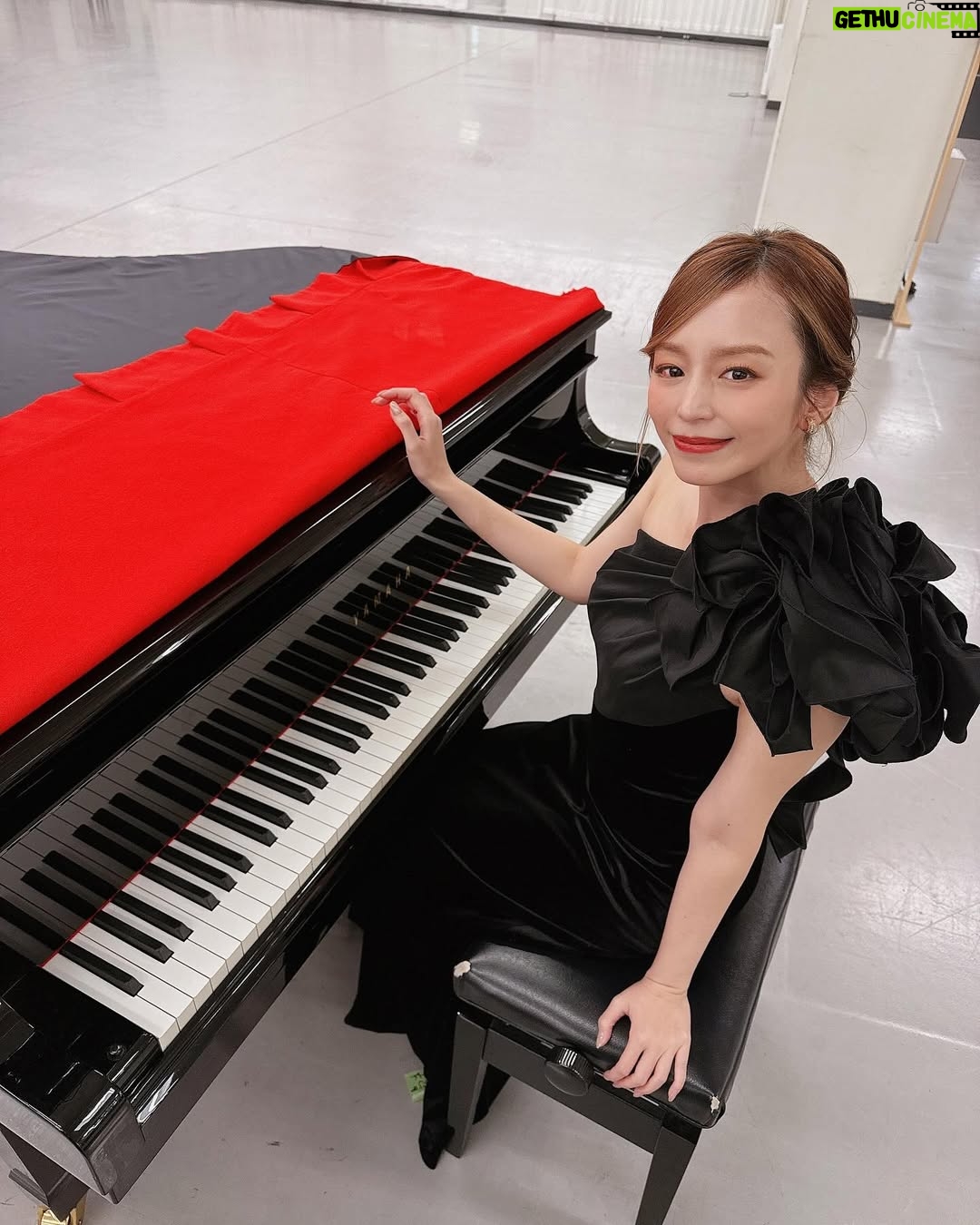 Aya Hirano - 6.2K Likes - 2月14日から始まった、
帝国劇場 CONCERT『THE BEST New HISTORY COMING』
いよいよ明日が、前半組の千穐楽。
現帝劇でのラストパフォーマンスになります。
どんな気持ちでその時を迎えるのか…。
歴史ある帝劇の0番に立たせていただいた誇りを胸に、
恥じぬパフォーマンスを残せるよう、しっかり務めさせていただきます。
宜しくお願い致します。
写真はパンフレット撮影時に、
9階稽古場で撮ったもの。
『レディ・ベス』以来のレスリー @lesliekeesuper に撮影してもらえました!
dress : @tadashishoji_japan
earrings・ring : @grossejapan
明日は、思い出を刻みます。
#帝劇コン
#帝国劇場
#レディベス
#レミゼラブル
#モーツァルト
#平野綾