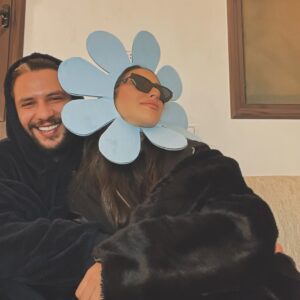 Aya Samaha Instagram - يا ضهري و دنيتي و سندي بموت في طريقتك البلدي يا سبوعتي 
♥️

كلمات اية سماحة 
فكرة @akramhosny 
مصممة ازياء  @faridafouaad