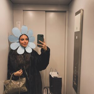 Aya Samaha Instagram - يا ضهري و دنيتي و سندي بموت في طريقتك البلدي يا سبوعتي 
♥️

كلمات اية سماحة 
فكرة @akramhosny 
مصممة ازياء  @faridafouaad