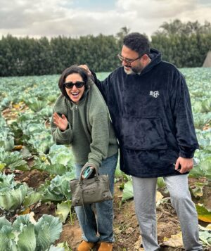 Aya Samaha Instagram - والله وصلت اللوكيشن لقيتها بتتصور مع الكرنب 🥬