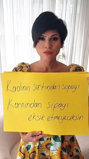 Aydilge Instagram - Dünya Emekçi Kadınlar Gününe 5 gün kala paylaşmak istedim. Çünkü biz bu cümleleri her gün duyuyoruz... 

8 Mart Dünya Emekçi Kadınlar Günü 'müz şimdiden kutlu olsun....

#yalnızdeğilsin #aydilge