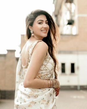 Aymen Saleem Instagram - Eid✨

👗@asimjofa 📸@bruna.casotti 
Henna Artist: @samhennaarts 🫶🏻