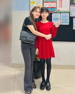 Ayu Ting Ting Instagram - Congratulations @kinderfield.highfield.depok for the vocal grup competition 🥰🫶🏻💃❤️🎤🎶 bunda selalu bangga sama km nak 🫰🏻😍 tunggu keseruannya di @qissyoutv yah
