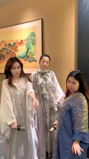 Ayu Ting Ting Instagram - Hiburan abis buka bareng kawan jenaka…..dikit aja kalleeeee 🤣😜💃😍