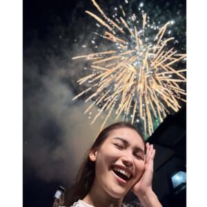 Ayu Ting Ting Instagram - Happy new year 2025 everyone ❤️🎆🎇💃❤️ semoga menjadi tahun yg penuh dengan keberkahan, kebahagiaan dan lebih baik untuk kita semua aammiiiinnnn….🙏🏻😇😘🤲🏻😍 Selamat tahun baru 2025 🎉❤️ Selamat datang 2025 🫶🏻❤️ Please be good y 💋🫰🏻