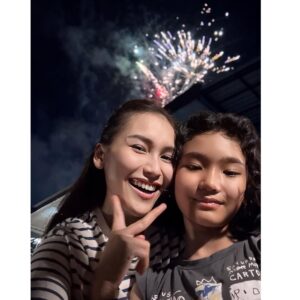 Ayu Ting Ting Instagram - Happy new year 2025 everyone ❤️🎆🎇💃❤️ semoga menjadi tahun yg penuh dengan keberkahan, kebahagiaan dan lebih baik untuk kita semua aammiiiinnnn….🙏🏻😇😘🤲🏻😍 Selamat tahun baru 2025 🎉❤️ Selamat datang 2025 🫶🏻❤️ Please be good y 💋🫰🏻